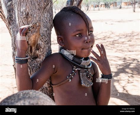 Namibia Kamanjab Noviembre De El Retrato De Una Ni A Himba Con