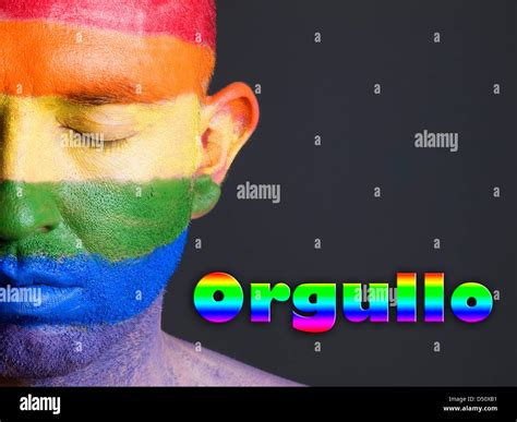 Hombre Con La Bandera Gay Pintada En La Cara Y Con Los Ojos Cerrados La Palabra Orgullo Esta