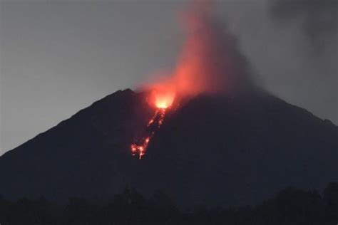 Gunung Semeru Kembali Muntahkan Lava Pijar Sejauh Meter Tell The