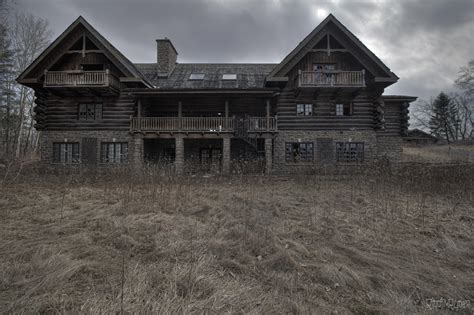 Creepy Abandoned Country Log Mansion in Ontario Canada [5189 x 3458