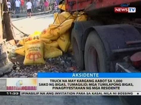 Truck Na May Kargang Aabot Sa 1 000 Sako Ng Bigas Tumagilid YouTube