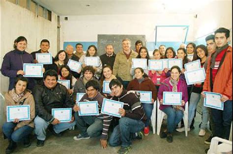 Entregan certificados por finalización de un curso En un local del