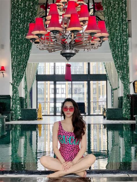 Trang Nhung mướt mắt với bikini khoe dáng nuột nà