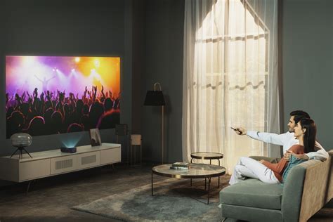 Умный проектор покажет кино на стене и сенсорный дисплей – на столе