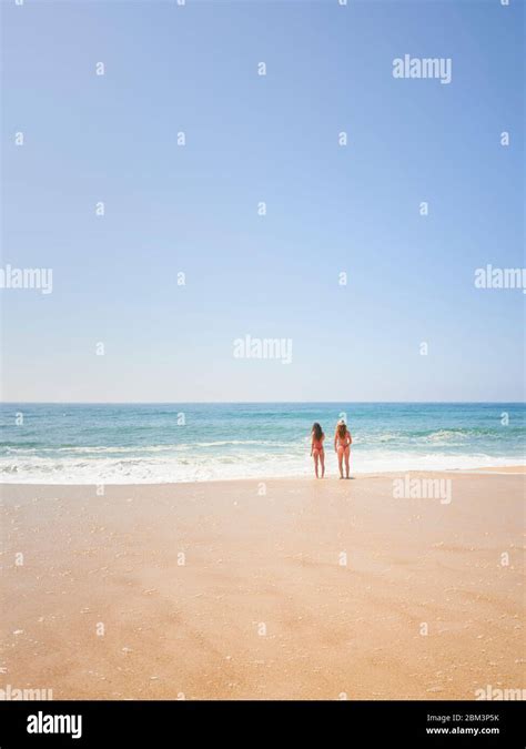 Strand zwei mädchen bikini Fotos und Bildmaterial in hoher Auflösung Alamy