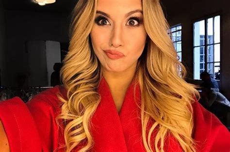 Flor Vigna bailó al ritmo de su nuevo hit micro bikini y al natural