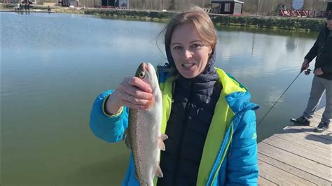 На рыбалке форель выдергивает удочки / Ее не так легко поймать, как ...