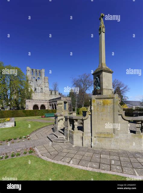 War Memorial In Kelso Scotland With Kelso Abbey Beyond Stock Photo