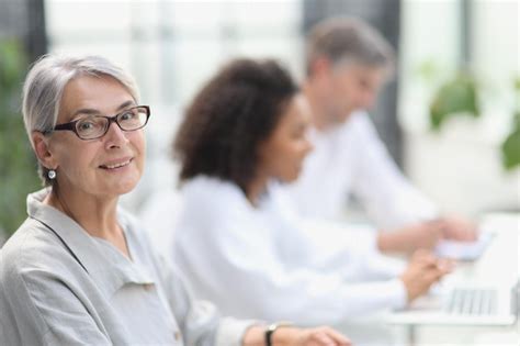 Portrait D Une Femme Mature Lors D Une Pause Au Bureau Photo Premium