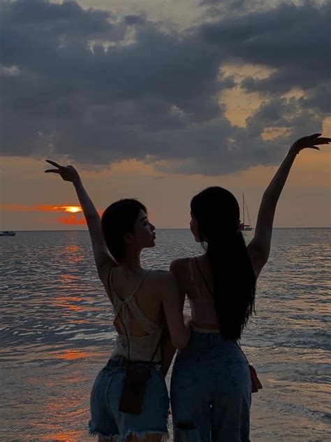 Nóng rực bộ ảnh diện bikini kéo nhau ra biển của các nàng