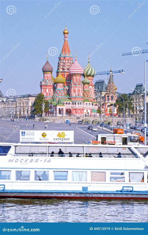 russia moscow river  moscow kremlin red square  st basil