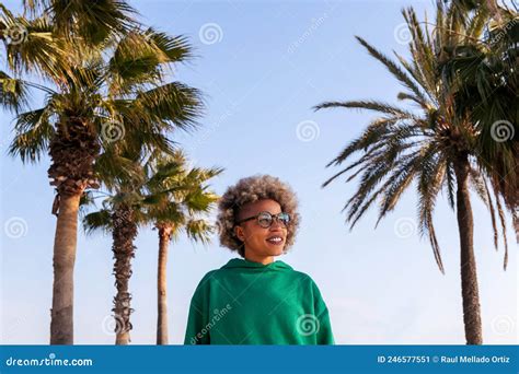 Joven Latina Con Gafas Al Lado De Las Palmeras Imagen De Archivo Imagen De Adulto Africano
