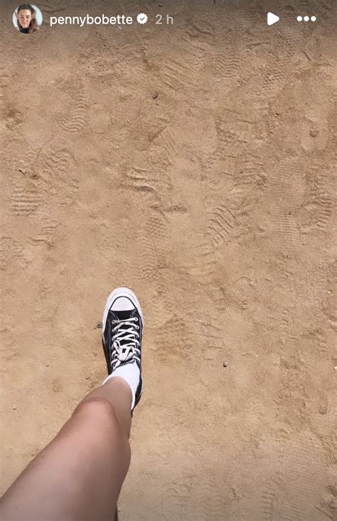 Karine Gonthier Hyndman se dévoile en bikini tanga à la mer