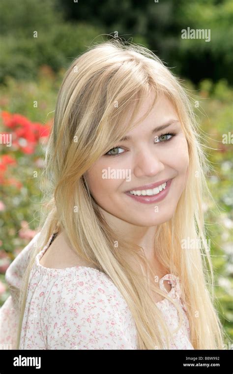 Portrait Blonde Green Eyed Teenage Fotos Und Bildmaterial In Hoher Aufl Sung Alamy