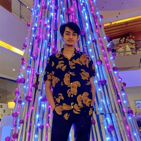 Husain Ihusaini • Threads Say More