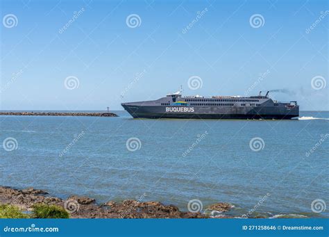 El Barco De Ferry Buquebus Llega Al Puerto De Colonia Del Sacramento