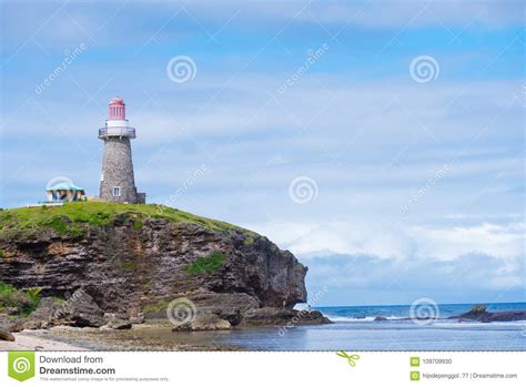 Faro De Sabtang Que Afronta La Orilla En Batanes Filipinas Foto De Archivo Imagen De Frontis