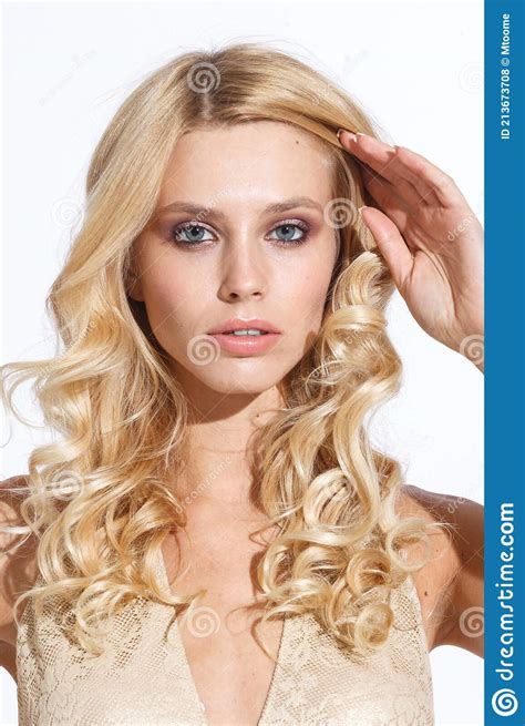 Hermosa Joven Sexy Mujer Con Ajuste Entrenado Cuerpo Delgado Con Bikini Traje De Baño Aislado