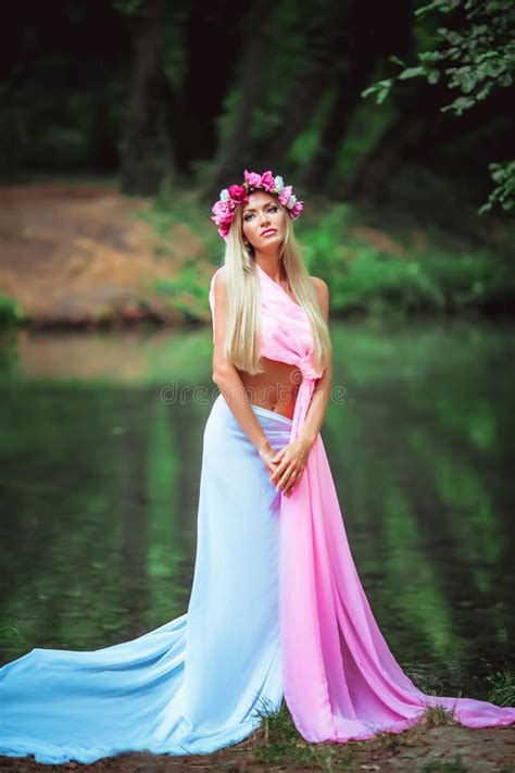 Mooie Jonge Blonde Meid Met Lang Haar In Een Zwempak Op Witte Achtergrond Stock Afbeelding