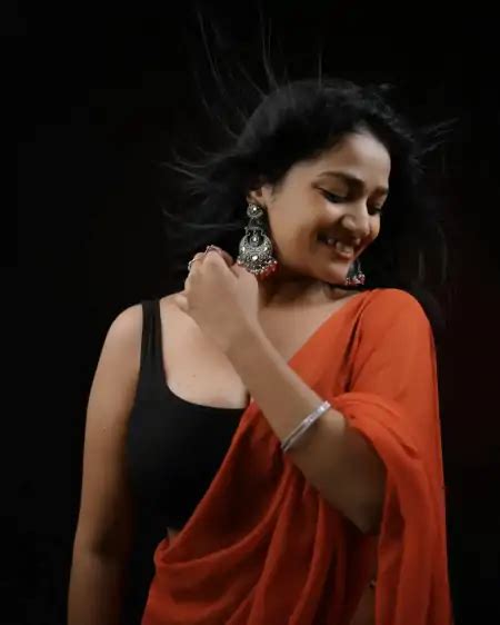 Lavanya Manickam Hot Video Showing Her Navel