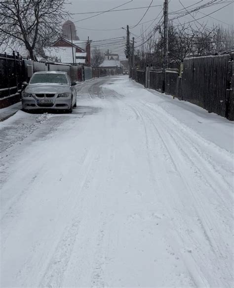 FOTO Primăria Bacău așteaptă să treacă iarna ca să deszăpezească