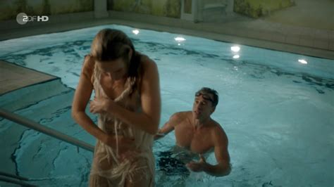 Naked Tanja Wedhorn in Marie räumt auf