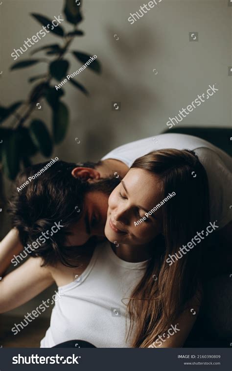 Im Genes De Blonde Man And Dark Haired Woman Kissing In Nature Im Genes Fotos Y Vectores