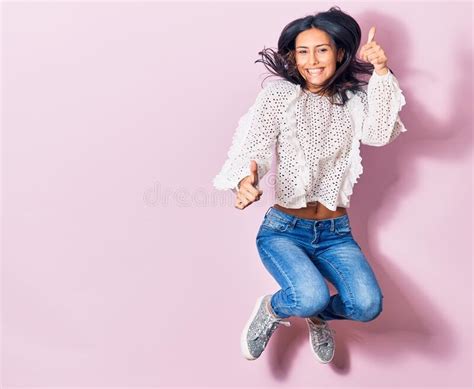 Joven Hermosa Latina Con Ropa Casual Sonriendo Feliz Imagen De Archivo Imagen De Aislado