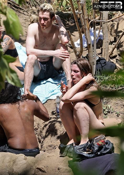 Julia Fox Sexy Seen Flaunting Her Hot Bikini Body Bathing In Mud At The Montecito Hot Springs