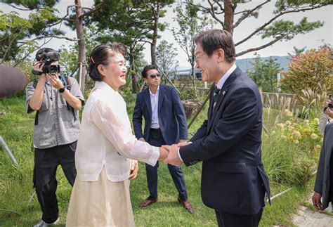 사진으로 보는 김정숙 여사 행보 김정숙 여사와 악수하는 이재명 대표 Zum 뉴스