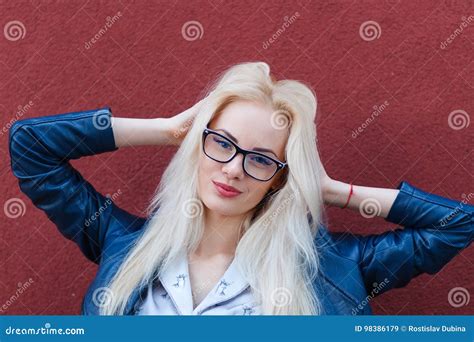 Jeune Belle Fille Blonde De Sourire Avec Le Bel Aspect Image Stock Image Du Gentil Enchanter