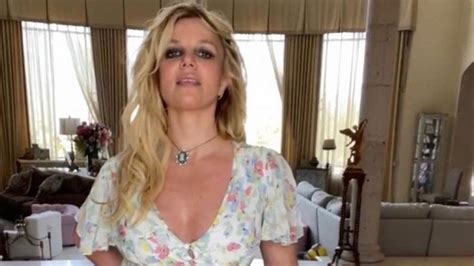 Britney Spears diz que não acredita mais em Deus e que seu pai deveria