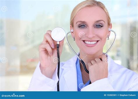 De Mooie Verpleegster Van De Blonde Bij Het Ziekenhuis Stock Afbeelding Image Of Mensen