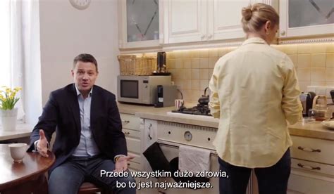 Trzaskowski przeprasza za swoje życzenia wielkanocne z żoną przy garach