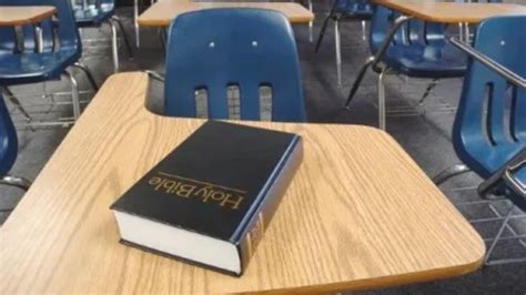 Vetan La Biblia En Varias Escuelas De Ee Uu Por Su Contenido