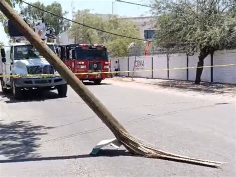 Veh Culo De Carga Derriba Postes De La Cfe Y Telmex