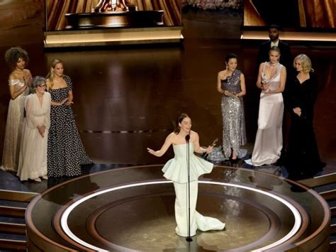 Emma Stone Suffers Wardrobe Malfunction While Accepting Oscar