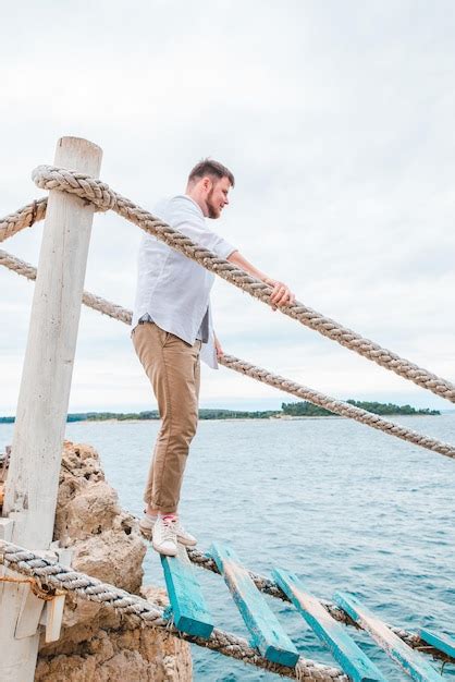 Homme Marchant Par Pont Suspendu Touristique Traversant La Baie De La