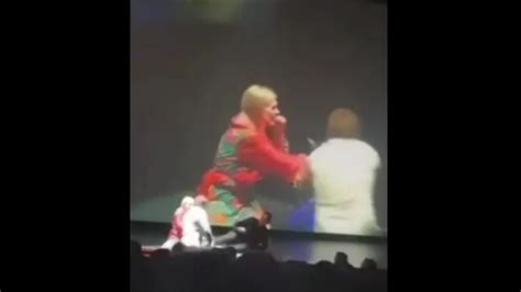 Un Mago Hizo Un Truco Hot Con Una Mujer Del P Blico Y Su Marido Explot De Celos