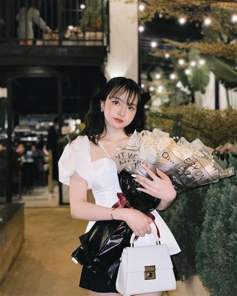 Hot girl trường Kinh tế chuẩn con nhà người ta Xinh đẹp lại học giỏi