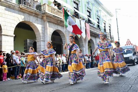 Entre Adelitas Y Ropa Deportiva Se Llev A Cabo El Desfile De La