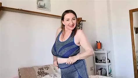 La Gilf Tettona Pi Calda Di Sempre Mariaold Scopa La Sua Figa Rasata Con Un Dildo Bwc In Calze