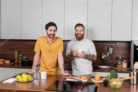 Sonriendo Pareja Gay Con Caf Mirando A La C Mara En La Cocina Moderna