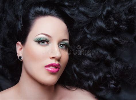 Schönes Brunette Mädchen stockfoto Bild von kosmetik 27684208