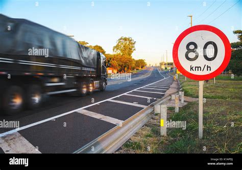 Un camión grande pasando a alta velocidad en carretera comentando una