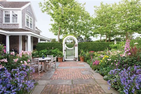 A Nurtured Nantucket Garden and Cottage - Flower Magazine