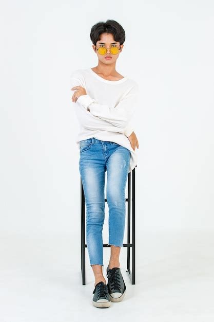 Foto de estudio de retrato de un joven asiático lgbt gay feliz bisexual homosexual masculino