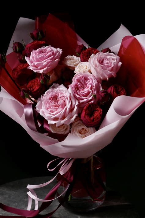 Заказать Красно-розовый букет из пионовидных роз с доставкой в Москве