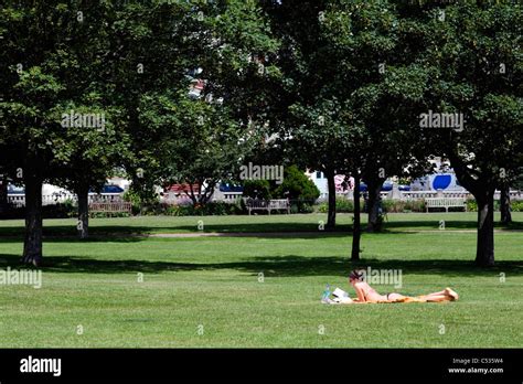 Pretty girl bikini tan Banque de photographies et dimages à haute résolution Alamy