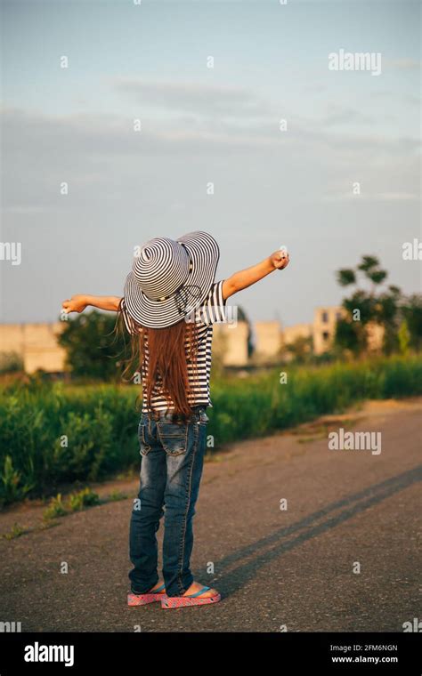 Petite fille mignonne en jean Banque de photographies et dimages à